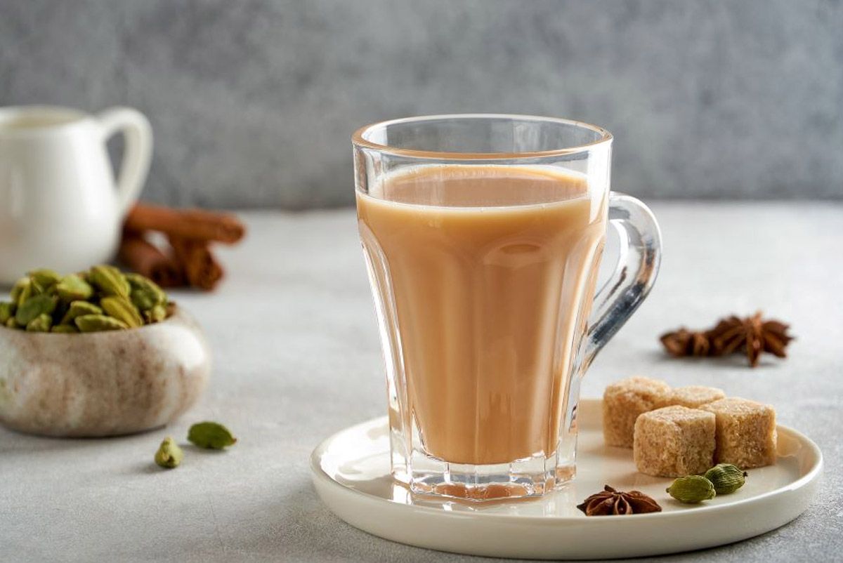 Как пьют чай карак в ОАЭ и чем он отличается от индийской масалы