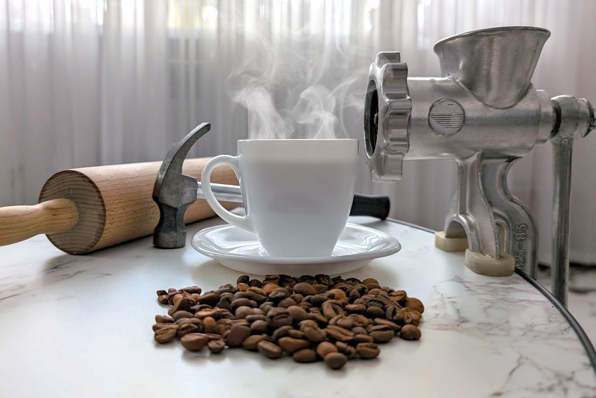 Мясорубкой, скалкой или молотком: как измельчить кофейные зёрна без кофемолки и зачем