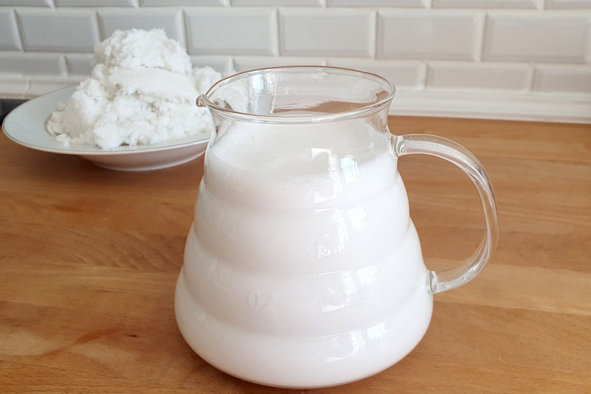 Просто добавь воды: как приготовить растительное молоко из кокосовой стружки