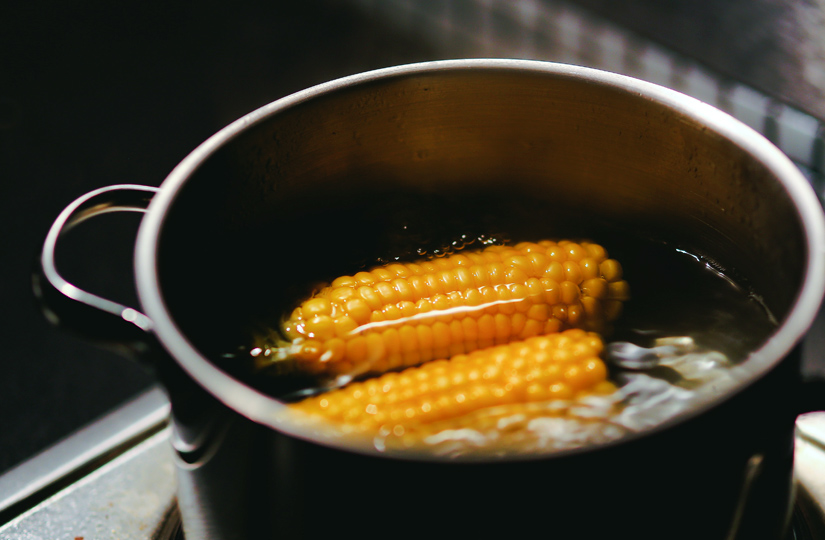 как варить кукурузу в початках в кастрюле с солью рецепт и сколько по времени готовить | Дзен